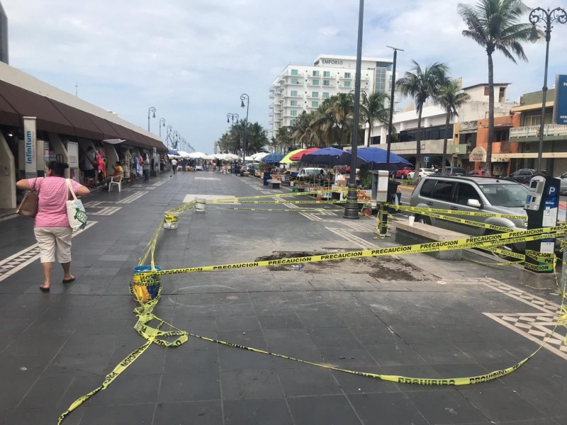 Se forma socavón en malecón de Veracruz