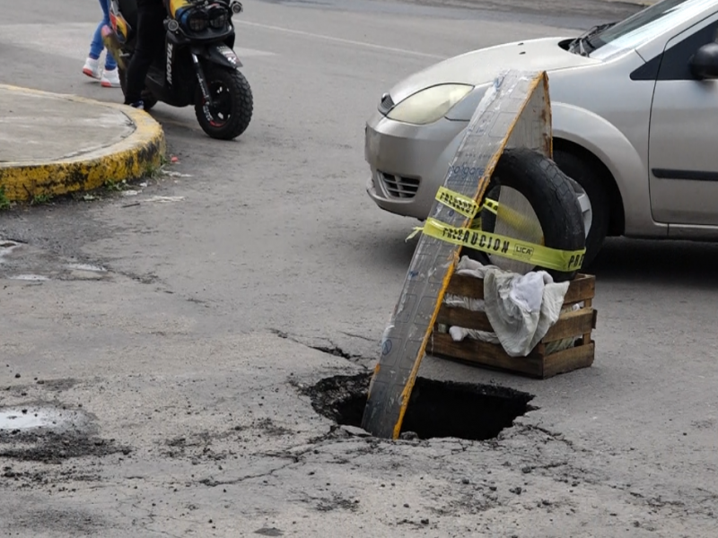 Se forma socavón en San Mateo Oxtotitlán peligran estudiantes