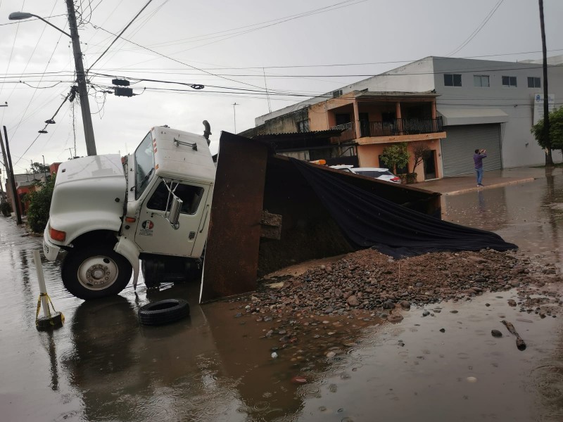 Unidad pesada cae en socavón en Los Mochis