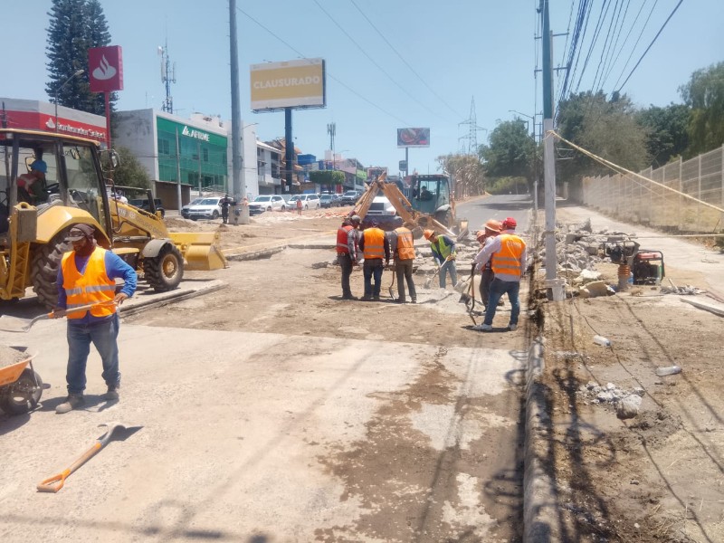 Se forma un enorme socavón en Avenida Patria