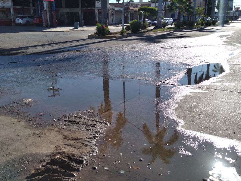 Se forman baches por fuga de agua sin atender