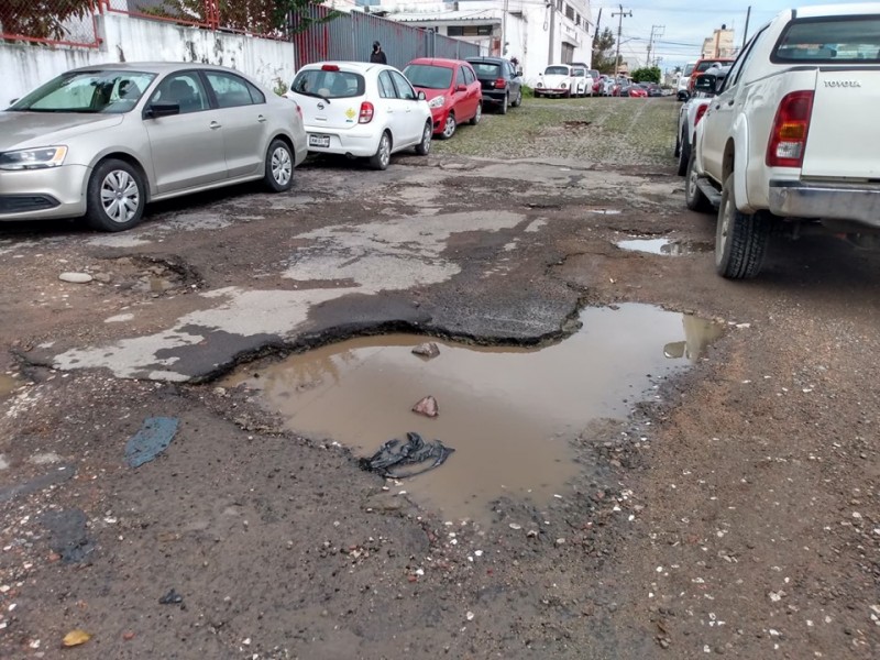 Se forman grandes baches en la calle Luis Castillo Ledón