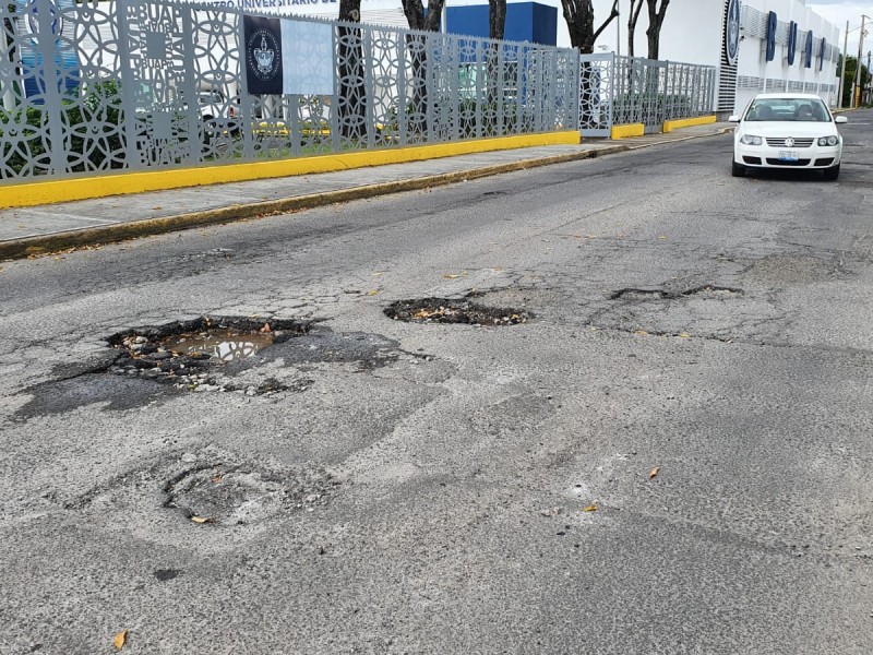 Se forman grandes y problemáticos baches en Reforma Agua Azul