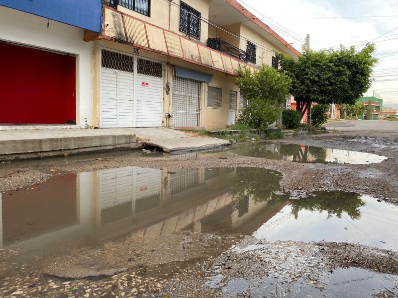 Se forman pozas llenas de agua de drenaje en megabaches