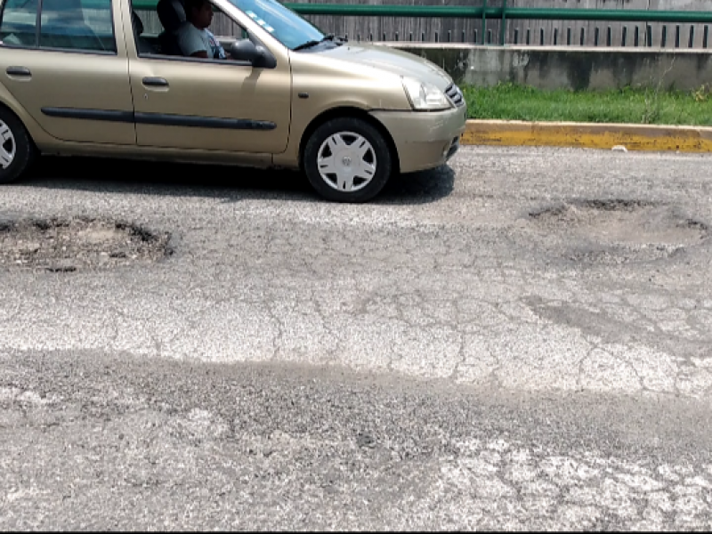 Se forman pozos frente al Hospital Mónica Pretelini