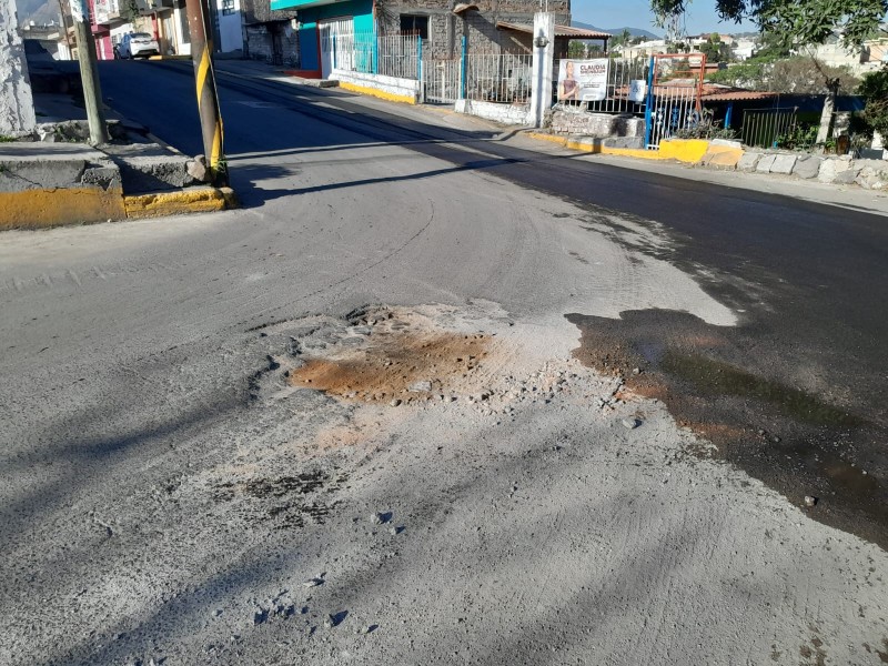 Se forman varios baches en calle Gabriela Mistral