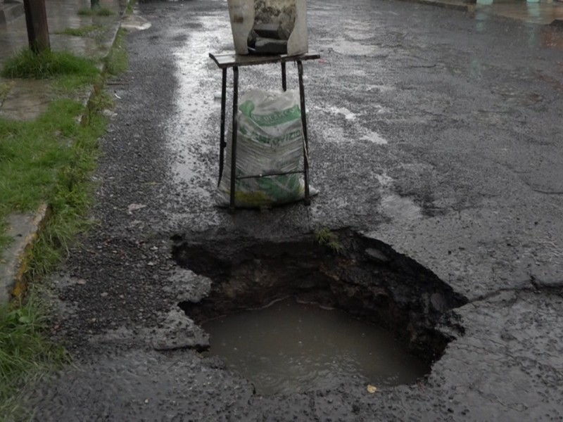 Se formó socavón en la colonia Sector Popular de Toluca