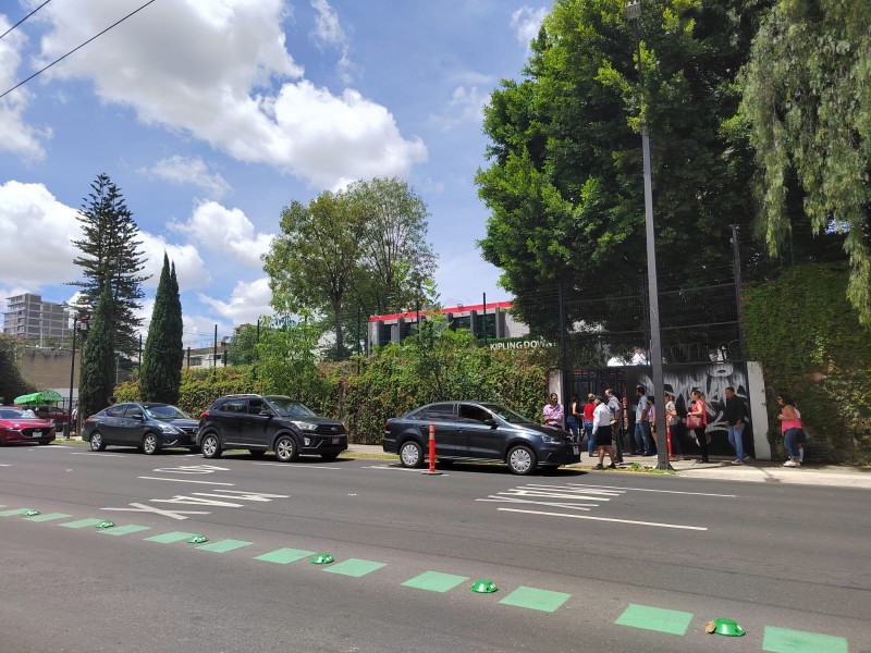 Se genera caos vehicular con escuela y Bus Bici