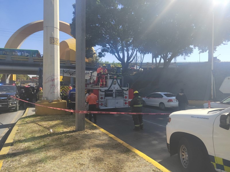 Se genera caos vial por persona colgada en puente