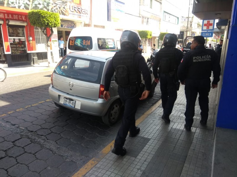 Se genera riña entre policía municipal y conductor