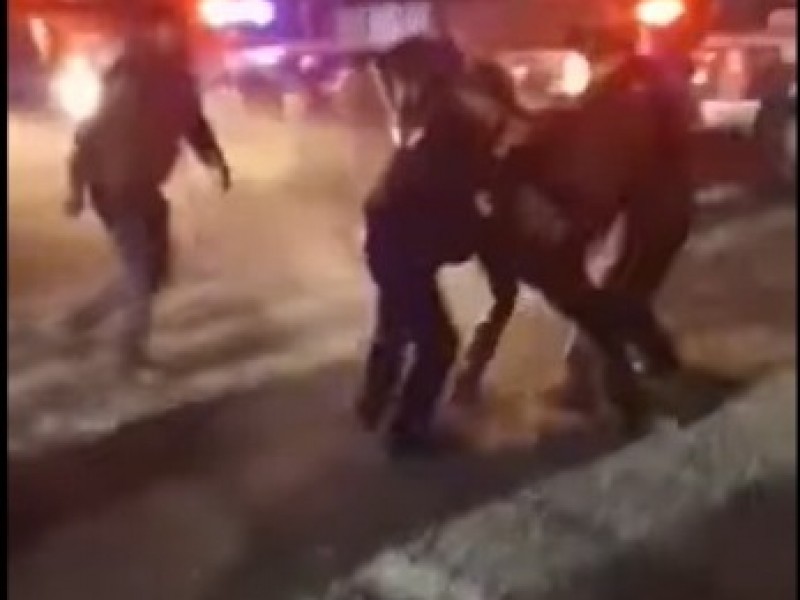 Se genera riña entre policías y pobadores de Acatzingo