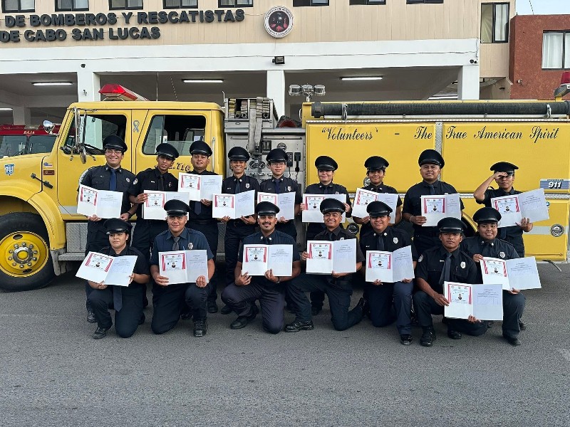 Se graduan 16 elementos del Colegio de Bomberos de Cabo San Lucas