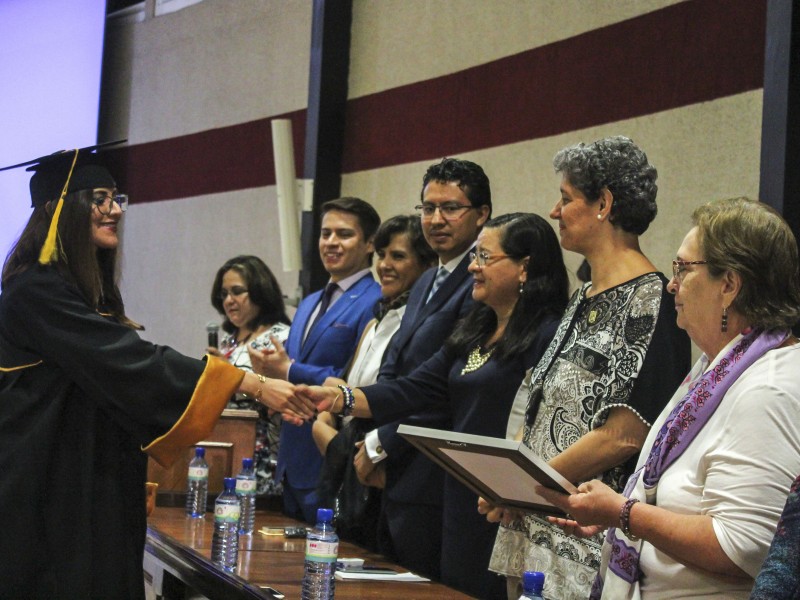 Se gradúan alumnos de Lenguas Modernas