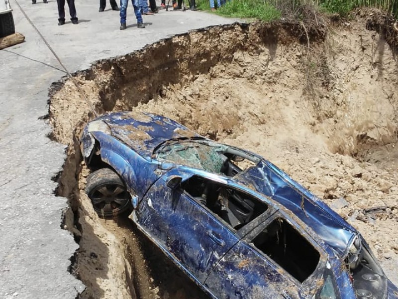 Se hunde auto en puente colapsado