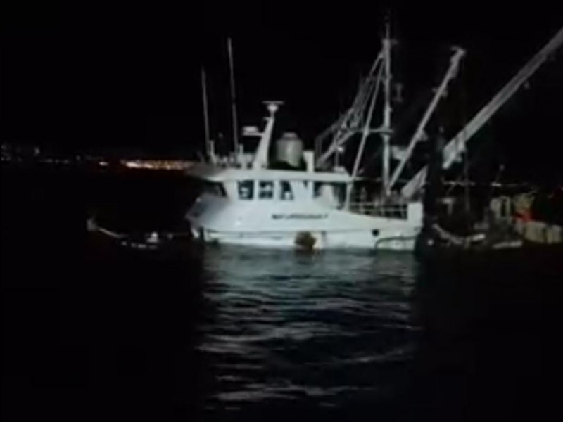 Se hunde barco Sardinero en costas de Ensenada