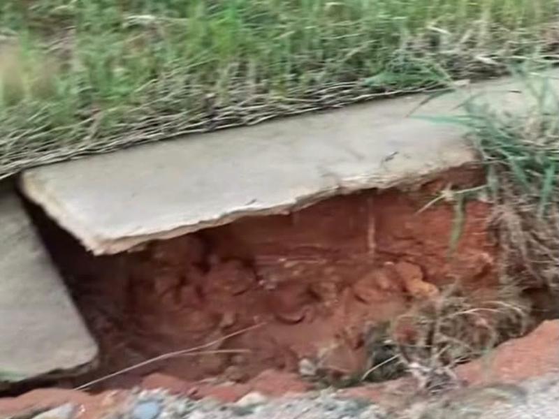 Se hunde carretera rehabilitada hace un año en la sierra de Atoyac
