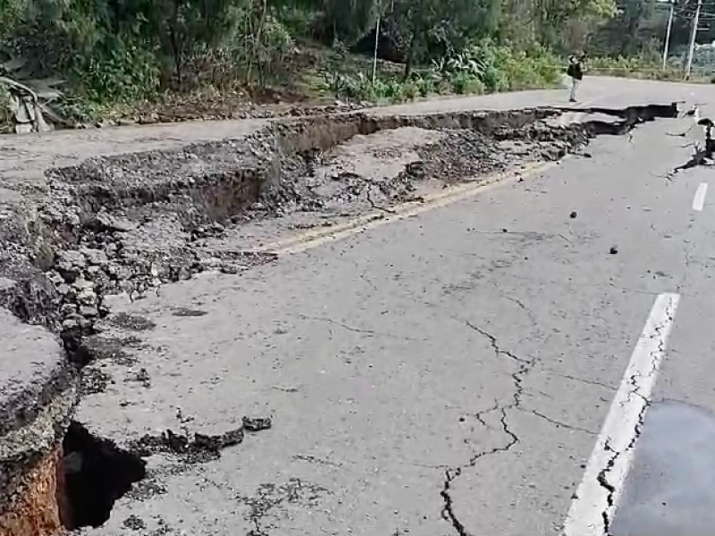 Se hunde carretera Tenango- Tenancingo; cierran la circulación