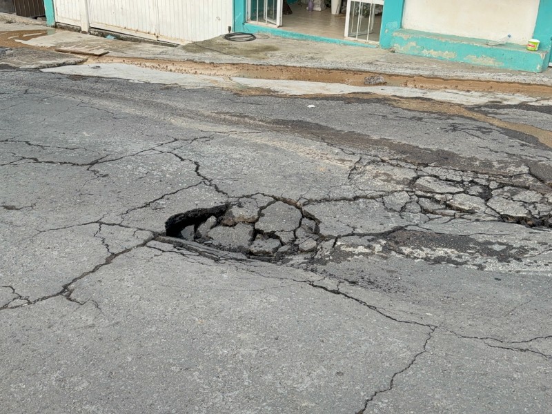 Se hunde pavimento en calle Bosque, de El Olmo