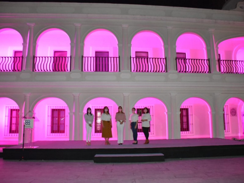 Se ilumina de rosa palacio municipal de Boca del Río