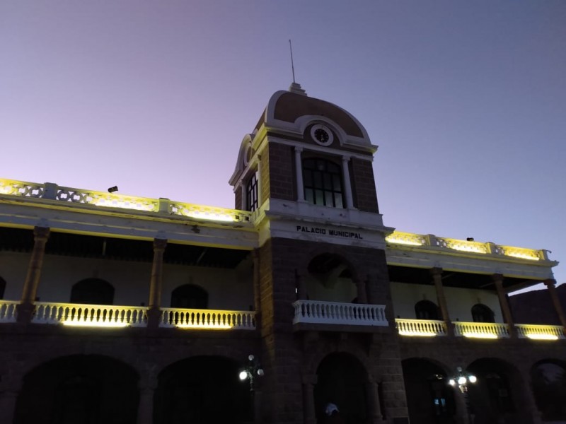 Se ilumina Palacio de amarillo en memoria de víctimas viales