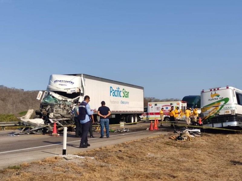 Se impacta autobús de pasajeros y tráiler en Rosario