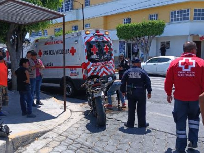 Se impacta motociclista contra vehículo en la Juventud