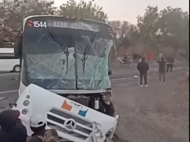 Se impactan de frente dos autobuses hay 28 heridos