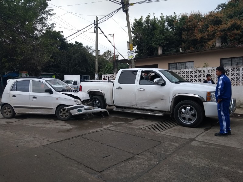 Se impactan dos vehículos; provoca solo daños materiales