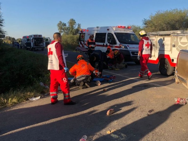 Se impactan pipa y camioneta en carretera