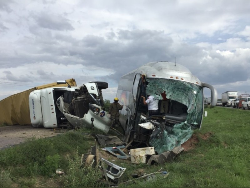 Se impactan tráiler y camión de pasajeros