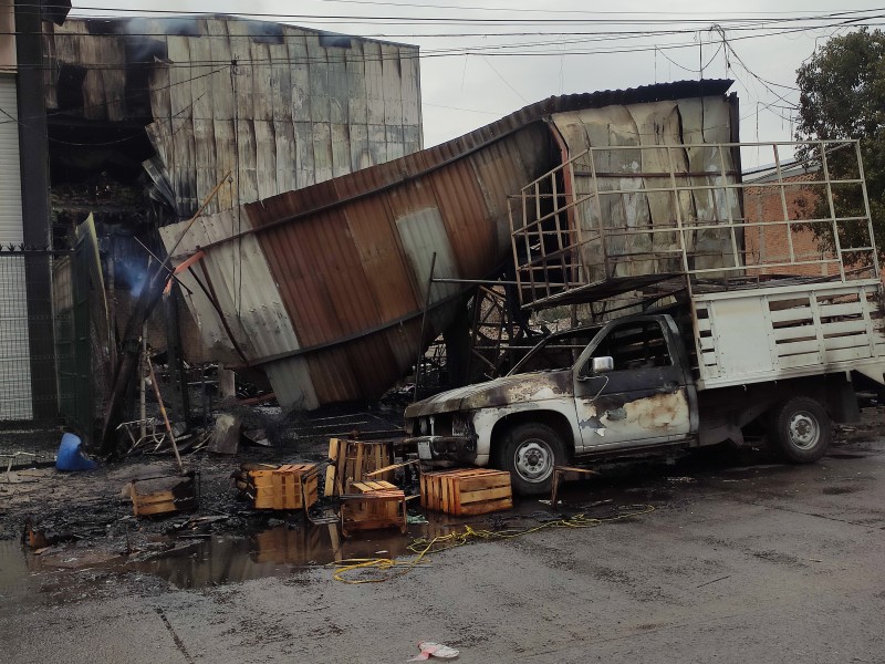 Se incendia almacén cerca del mercado de abastos