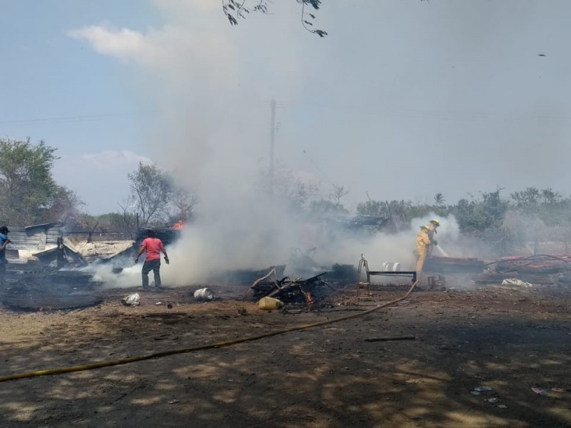 Se incendia almacén de fierro viejo