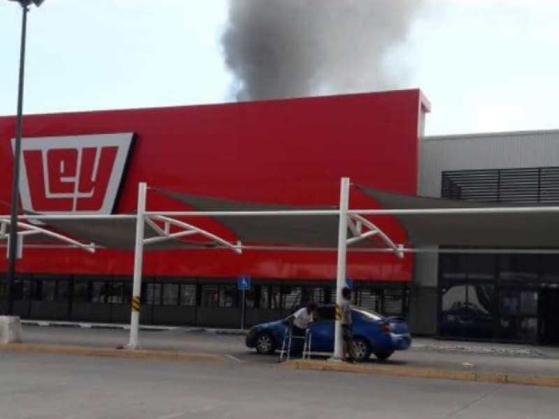 Se incendia almacén de supermercado