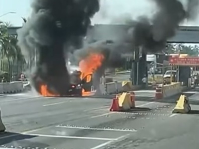 Se incendia ambulancia del IMSS al trasladar a paciente