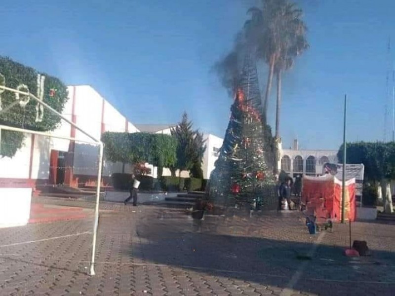 Se incendia árbol de navidad en Cuapiaxtla de Madero