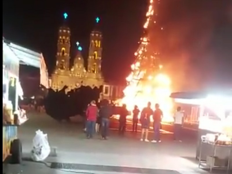 Se incendia árbol de Navidad en Zapopan