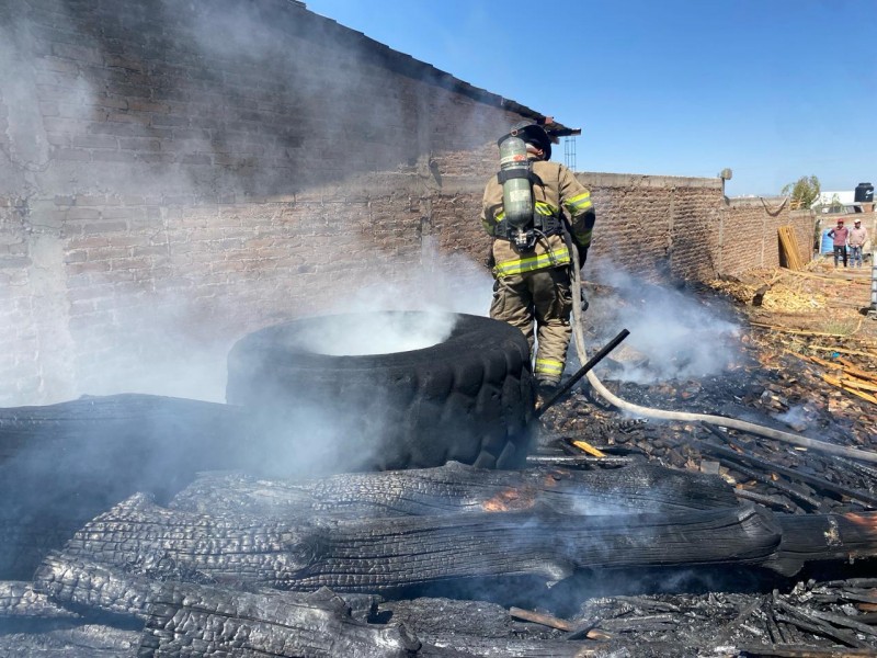 Se incendia aserradero en tapias, solo daños materiales