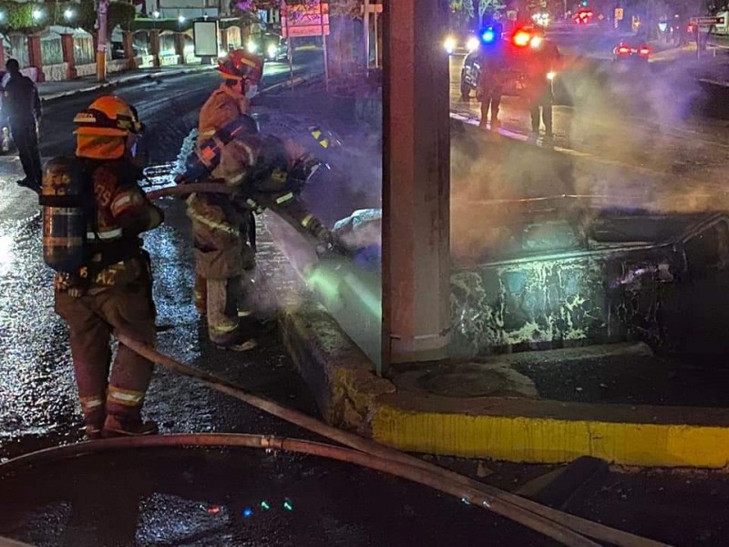 Se incendia auto en avenida Camelinas