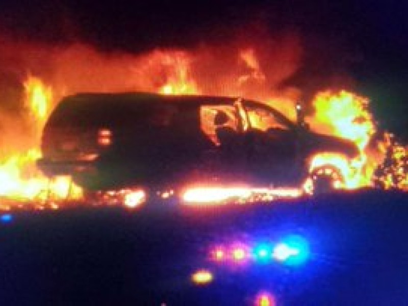 Se incendia auto en el que transportaban personas indocumentadas
