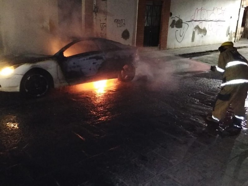 Se incendia Auto en la capital