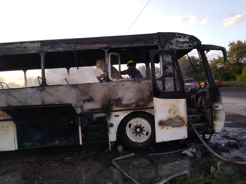 Se incendia autobús en Ajalpan