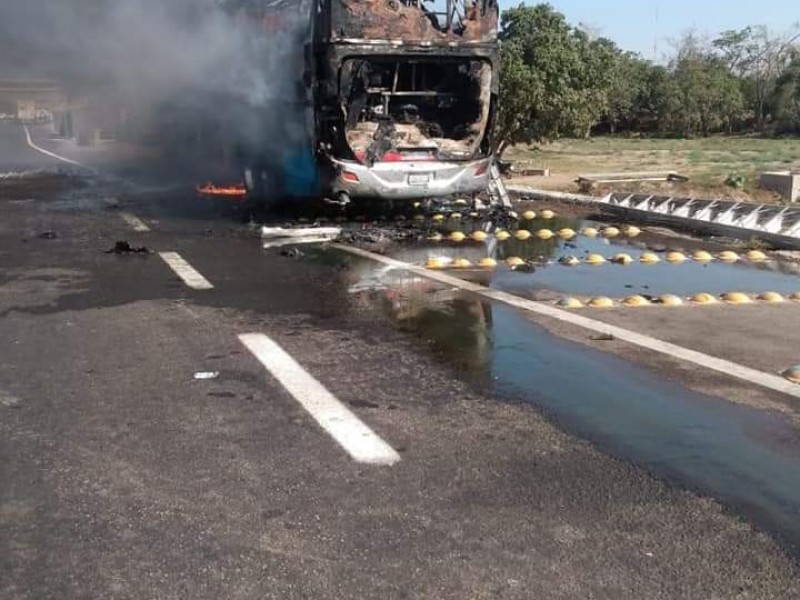 Se incendia autobús de pasajeros en autopista Tepic-Villa Unión