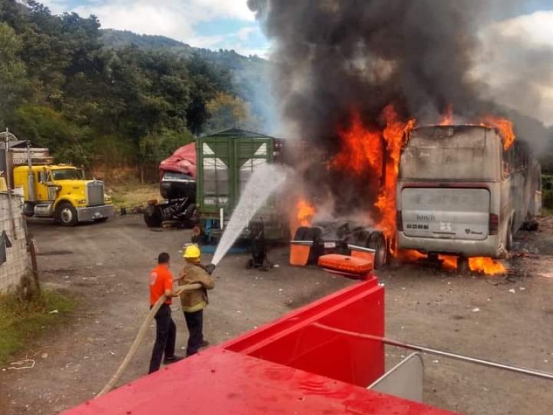 Se incendia autobús de turismo en taller de Chignautla