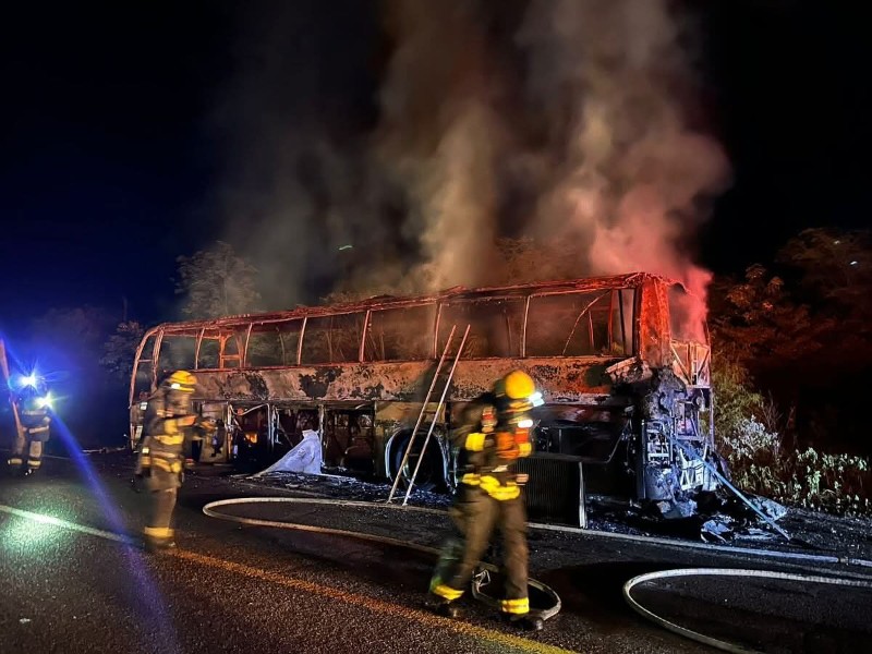 Se incendia autobús sobre la carretera México 15 en Culiacán