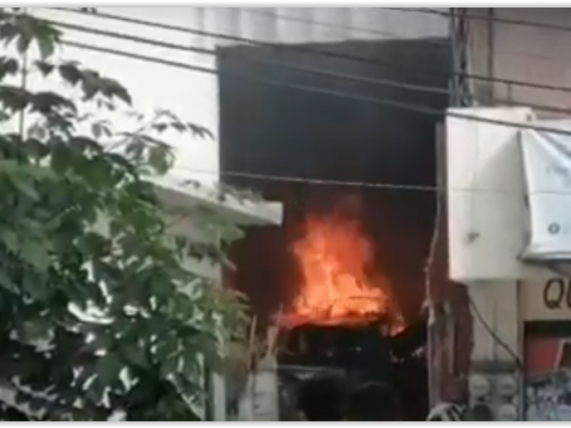 Se incendia automóvil al interior de taller en Xalapa