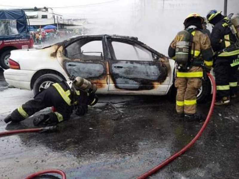 Se incendia automóvil en inmediaciones de la Central de Abastos