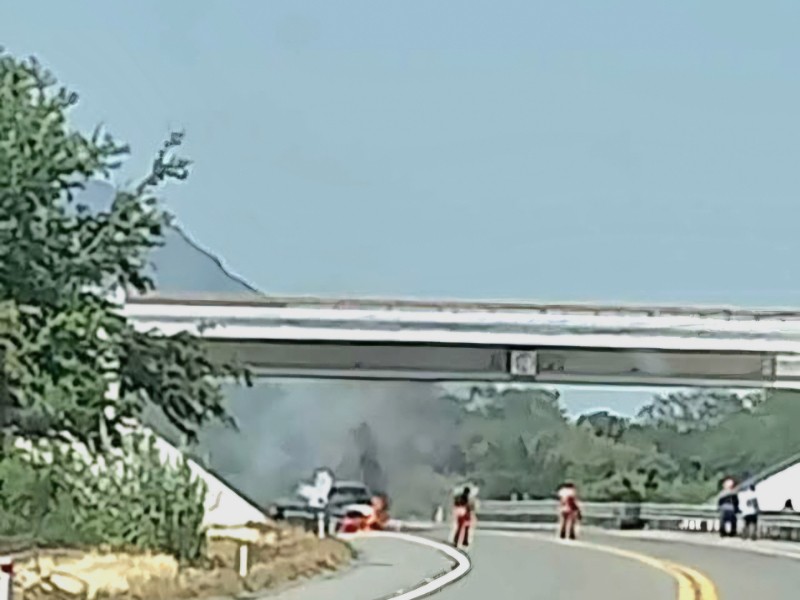 Se incendia automóvil en la supercarretera Salina Cruz-Ixtepec