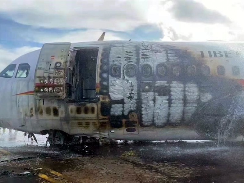 Se incendia avión en China tras salirse de la pista