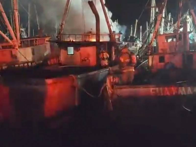 Se incendia barco en Muelle de Guaymas