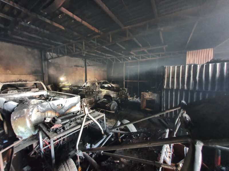 Se incendia bodega con material médico y taller